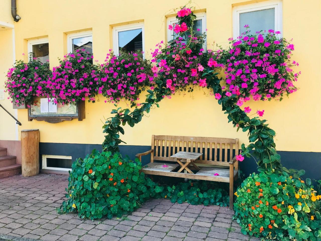 Hotel Zum Engel Mespelbrunn Exterior foto
